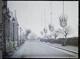 Image représentant Installation pour la souscription à l'emprunt national au Louvre, devant le pavillon des Etats et l'aile de Flore