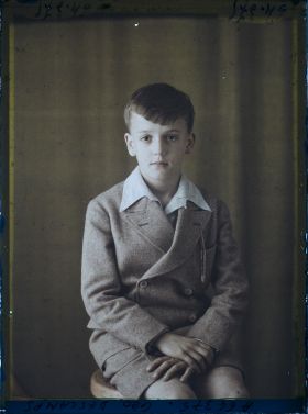 Image représentant Monsieur  https://musee-albert-kahn.s-museum.fr/home/NWQ2OTAwYzNmYjZlZTk1ZWQwODJmMjY4L2dlbmVyaWMtbm90aWNlLXRhYi9hdXRob3JpdHkvNjE3YTc5ZjVjZjhiODk2OGIzMzM3ZDIx/5d6900c3fb6ee95ed082f268/generic-notice-tab/authority/617a79ebcf8b8968b3336bbb Géo Deschamps