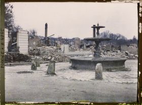 Image représentant La fontaine, place de l'Hôtel de ville