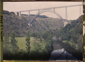 Image représentant Le viaduc de Garabit au dessus de la Truyère