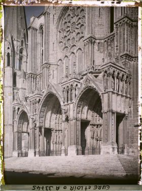Image représentant L'un des deux clochers et la façade du portail sud de la cathédrale Notre-Dame