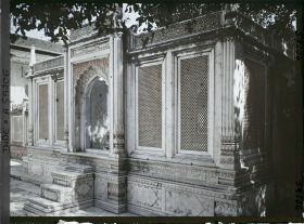Image représentant Un des tombeaux dans l'enceinte du dargâh de Nizamuddin