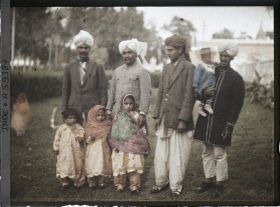 Image représentant Groupe d'hommes et d'enfants