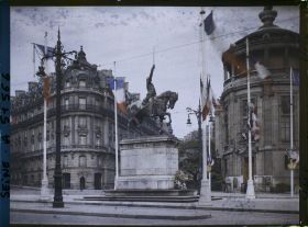 Image représentant Statue équestre de George Washington place d'Iéna décorée pour le 9ème congrès de la Légion Américaine (American Legion)