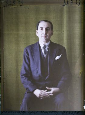 Image représentant https://musee-albert-kahn.s-museum.fr/home/NWQ2OTAwYzNmYjZlZTk1ZWQwODJmMjY4L2dlbmVyaWMtbm90aWNlLXRhYi9hdXRob3JpdHkvNjE3YTc5ZjVjZjhiODk2OGIzMzM3ZDIx/5d6900c3fb6ee95ed082f268/generic-notice-tab/authority/617a79ebcf8b8968b3337c1f Le Secrétaire de Son Excellence le Pacha de Marrakech