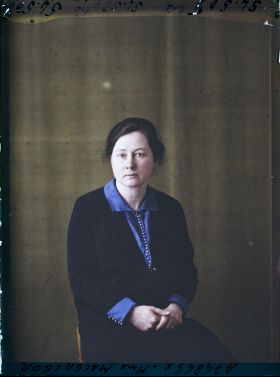 Image représentant https://musee-albert-kahn.s-museum.fr/home/NWQ2OTAwYzNmYjZlZTk1ZWQwODJmMjY4L2dlbmVyaWMtbm90aWNlLXRhYi9hdXRob3JpdHkvNjE3YTc5ZjVjZjhiODk2OGIzMzM3ZDIx/5d6900c3fb6ee95ed082f268/generic-notice-tab/authority/617a79ebcf8b8968b333730f Madame Mac Grégor