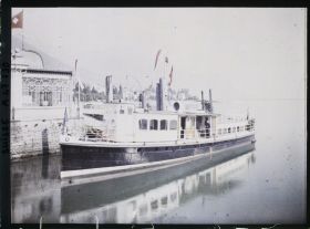 Image représentant Le bateau " Fior d'acancio " (Fleur d'oranger) amarré au débarcadère