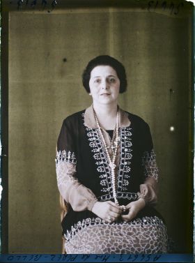 Image représentant https://musee-albert-kahn.s-museum.fr/home/NWQ2OTAwYzNmYjZlZTk1ZWQwODJmMjY4L2dlbmVyaWMtbm90aWNlLXRhYi9hdXRob3JpdHkvNjE3YTc5ZjVjZjhiODk2OGIzMzM3ZDIx/5d6900c3fb6ee95ed082f268/generic-notice-tab/authority/617a79ebcf8b8968b3337573 Madame de Perez-Bello