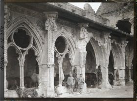 Image représentant Cloître de l'ancienne abbaye Saint-Jean-des-Vignes transformé en écurie