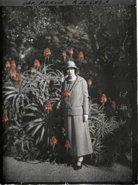 Image représentant Madame Miyaoka, invitée par Albert Kahn, dans le jardin de sa villa