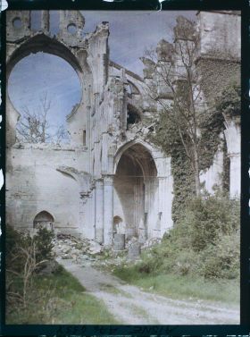 Image représentant Vue rapprochée des voûtes et des ogives de l'ancienne abbaye