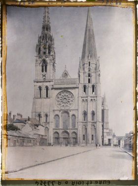 Image représentant Le parvis et la façade principale de la cathédrale Notre-Dame