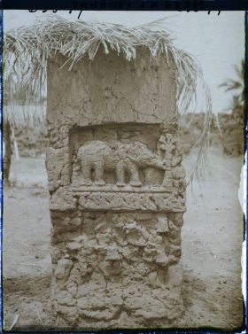 Image représentant Bas-relief d'une résidence du quartier de Gbécon-Hounli, non loin du palais princier de Guézo, motif d'éléphant chargeant un arbre