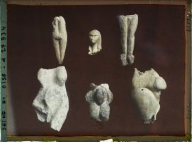 Image représentant France, St Germain-en-Laye, Grotte de Brassempouy (Ariège) 3 torses de femme, 1 tête de femme, 2 parties infres de statuettes d'homme - Tout est en ivoire