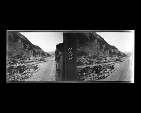 Image représentant Le train et un village au pied de la montagne