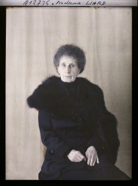 Image représentant https://musee-albert-kahn.s-museum.fr/home/NWQ2OTAwYzNmYjZlZTk1ZWQwODJmMjY4L2dlbmVyaWMtbm90aWNlLXRhYi9hdXRob3JpdHkvNjE3YTc5ZjVjZjhiODk2OGIzMzM3ZDIx/5d6900c3fb6ee95ed082f268/generic-notice-tab/authority/617a79ebcf8b8968b333727d Madame Louis Liard