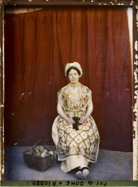 Image représentant France, Près d'Issoire, Costume auvergnat de 1750, région d'Issoire, Mme Chardon (assise)