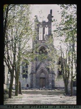 Image représentant France, Gerbéviller, La façade et le porche de l'Eglise