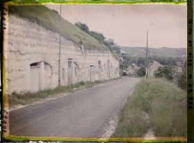 Image représentant Ile de France, La Roche-Guyon, Habitations troglodytiques abandonnées et maisons modernes