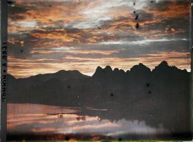 Image représentant Le soleil couchant sur les Rochers de Ky-lu'a