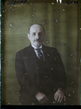 Image représentant https://musee-albert-kahn.s-museum.fr/home/NWQ2OTAwYzNmYjZlZTk1ZWQwODJmMjY4L2dlbmVyaWMtbm90aWNlLXRhYi9hdXRob3JpdHkvNjE3YTc5ZjVjZjhiODk2OGIzMzM3ZDIx/5d6900c3fb6ee95ed082f268/generic-notice-tab/authority/617a79ebcf8b8968b3336a68 Monsieur Chaudet