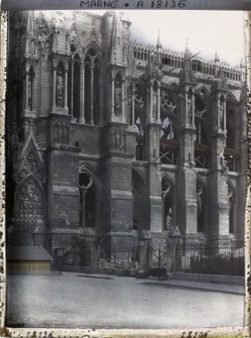 Image représentant France, Reims, Intr de la Cathédrale : Extérieur pris de la rue des Tournelles