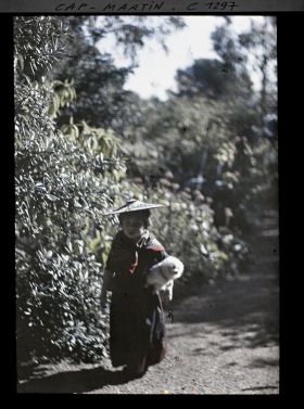 Image représentant Mademoiselle Raymonde Voize, fille de Raymond Voize, costumée en niçoise