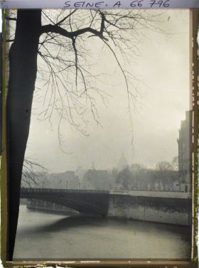Image représentant Le pont Saint-Louis depuis le quai de Bourbon, effet de brume