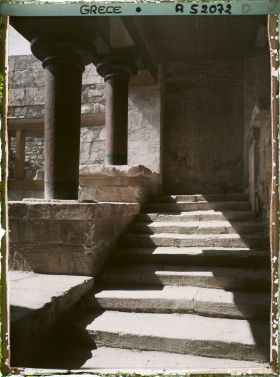 Image représentant Dans l'aile orientale du palais, au bas d'un escalier venant de la cour centrale, le Péristyle précédant le Megaron (appartement) du Roi, ("Salle des colonnes")