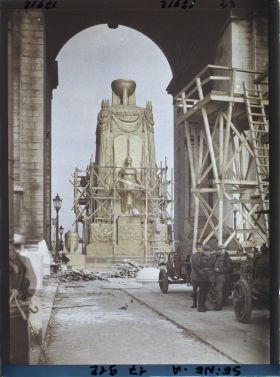Image représentant Le Cénotaphe dedié aux morts pour la patrie replacé sous l'Arc de Triomphe après les fêtes des 13 et 14 juillet 1919