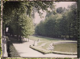 Image représentant Le bassin des Trois Bouillons dans le petit parc