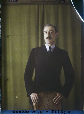 Image représentant https://musee-albert-kahn.s-museum.fr/home/NWQ2OTAwYzNmYjZlZTk1ZWQwODJmMjY4L2dlbmVyaWMtbm90aWNlLXRhYi9hdXRob3JpdHkvNjE3YTc5ZjVjZjhiODk2OGIzMzM3ZDIx/5d6900c3fb6ee95ed082f268/generic-notice-tab/authority/617a79ebcf8b8968b3337657 Monsieur V. Rechad