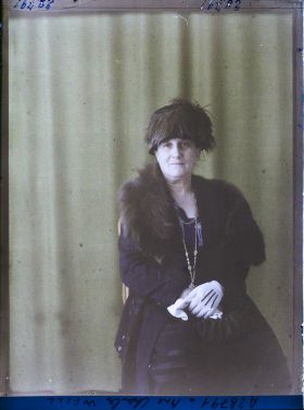 Image représentant https://musee-albert-kahn.s-museum.fr/home/NWQ2OTAwYzNmYjZlZTk1ZWQwODJmMjY4L2dlbmVyaWMtbm90aWNlLXRhYi9hdXRob3JpdHkvNjE3YTc5ZjVjZjhiODk2OGIzMzM3ZDIx/5d6900c3fb6ee95ed082f268/generic-notice-tab/authority/617a79ebcf8b8968b3337a07 Madame Charles Weil