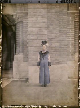 Image représentant Une jeune Mandchoue pose devant la cathédrale