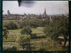 Image représentant Panorama de la ville avec la cathédrale Saint-Lazare à droite, la tour des Ursulines à gauche et au premier plan un potager