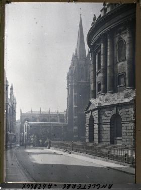 Image représentant La Radcliffe Science Library. Au fond, le clocher de l'église Sainte Marie