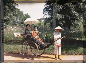 Image représentant Deux élégantes de la classe aisée, en pousse-pousse dans un jardin public