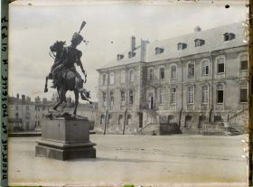 Image représentant France, Lunévile, Le Château et Statue de La Salle et aile droite du Château