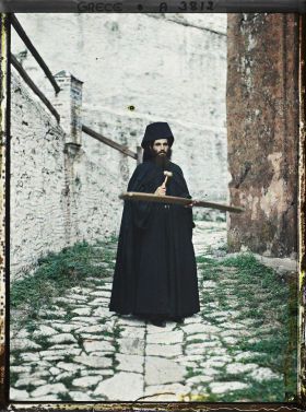 Image représentant Mont Athos, Dochiariou, Un moine sonnant l'heure de la prière au Monastère de Dochiariou