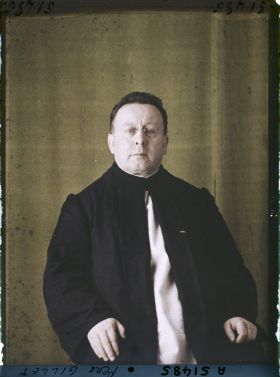 Image représentant https://musee-albert-kahn.s-museum.fr/home/NWQ2OTAwYzNmYjZlZTk1ZWQwODJmMjY4L2dlbmVyaWMtbm90aWNlLXRhYi9hdXRob3JpdHkvNjE3YTc5ZjVjZjhiODk2OGIzMzM3ZDIx/5d6900c3fb6ee95ed082f268/generic-notice-tab/authority/617a79ebcf8b8968b3336dae Le Père Gillet