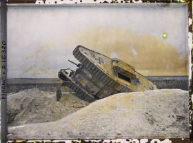 Image représentant France , Tank Allemand dans les lignes Françaises