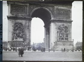 Image représentant Démantèlement des protections anti-bombardement sur l'Arc de triomphe, place de l'Etoile