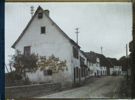 Image représentant France, Lauterbourg, La rue principale et à gauche une maison avec maïs qui sèche.