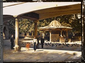 Image représentant La fontaine aux ablutions (sadirvan) dans la cour extérieure de l'Eyüp Sultan Camii, Grande Mosquée d'Eyüp