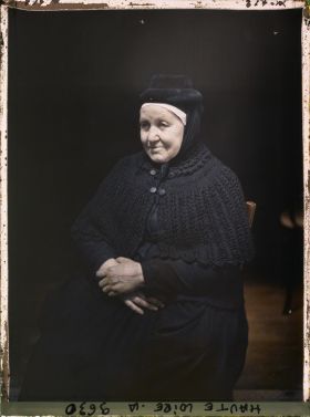 Image représentant Madame Marie Nicolas, portant le vieux petit Chapeau du Puy, superposé au bonnet