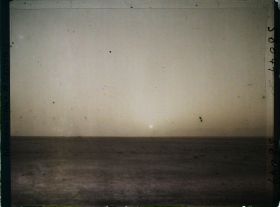 Image représentant Coucher de soleil dans le désert, dans la poussière