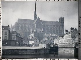 Image représentant France, Amiens, La Cathédrale vue prise des bords de la Somme
