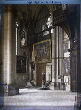 Image représentant L'horloge et une partie de l'orgue de la cathédrale (transept gauche)