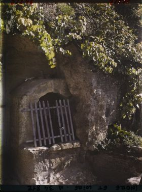 Image représentant Le puits creusé dans le roc d'une maison troglodyte du Petit Coteau