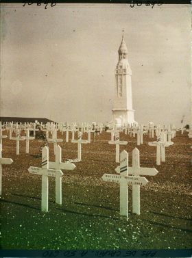 Image représentant France, N.D de Lorette, Le Cimetière et le Monumt aux morts